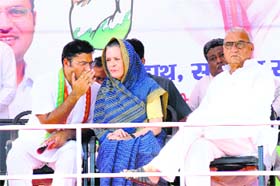 AICC chief Sonia Gandhi with state party chief Ashok Tanwar (L) and CM Bhupinder Singh Hooda in Rohtak.