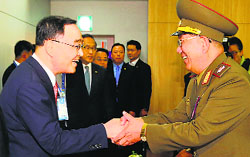 South Korean PM Chung Hong-Won (L) with Hwang Pyong-So, director of the North Korean militarys General Political Bureau, during their meeting in Incheon on Saturday. AFP