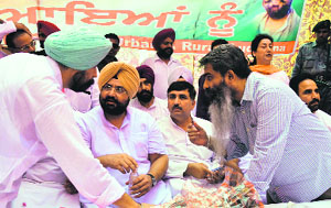 Gurdev Singh Lapran (left) and Bharat Bhushan Ashu, Congress MLA, interact with Fatehjang Bajwa (in beige turban) and Harish Chaudhary, secretary of the AICC, during a meeting of the DCC in Ludhiana on Sunday.