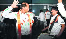 Dhol beats GET Roelant Oltmans on his feet.