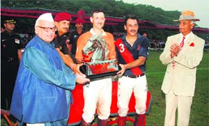 Governor Aziz Qureshi gives away trophy to the winning team