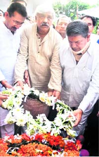 Chief Minister Harish Rawat places a wreath on the body of former Union minister Brahm Dutt at Vikasnagar in Dehradun on sunday