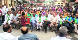 INLD candidate and sitting MLA Kalka Pradeep Chaudhary (extreme left, facing the crowd) at a public meeting at Kona village near Pinjore on Monday. A Tribune Photograph