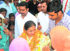Shakti Rani Sharma, HJCP-HJC candidate from the Kalka seat, interacts with supporters at Raipur Rani on Monday. A Tribune Photograph