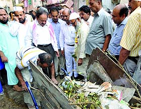 Union Minister of Health and Family Welfare Dr Harsh Vardhan visits Turkman Gate to review the cleanliness drive under Swachh Bharat Mission in New Delhi on Monday. 