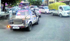 Raid De Himalaya contestants stuck in traffic at Bailey Bridge, Bhuntar, in Kullu on Sunday. 