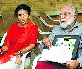 Khushwant Singhs son Rahul Singh (right) and chief organiser Niloufer Bilimoria at a press meet in Chandigarh. 