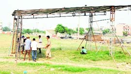 Workers engaged in putting up sample kiosks to set up a temporary firecracker market at New Amritsar on Tuesday.
