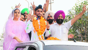 Harinder Pal Singh gets a warm welcome in Mohali on Tuesday.
