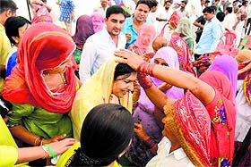 INLD Dabwali nominee Naina Singh Chautala meets women during her campaign.