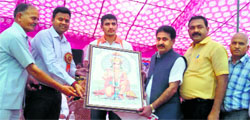Kabaddi star Ajay Thakur being welcomed on his arrival at Nalagarh on Tuesday by Doon MLA Ramkumar Chaudhary.