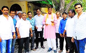 Zila Parishad ex-chief Mahesh Budania (centre) and other protesters at the SPs office in Sriganganagar on Tuesday.