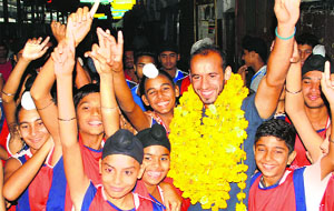Ramandeep Singh, a member of the Indian hockey team which defeated Pakistan to win the gold medal in the Asian Games, at the Amritsar railway station on Wednesday.