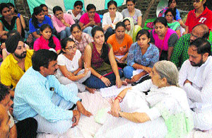 Senior BJP leader Laxmi Kanta Chawla sits with the agitating students of Chintpuri Medical College in Amritsar on Wednesday.