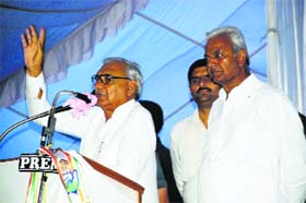 Bhupinder Singh Hooda addresses a rally in support of Prahlad Gillankhera (right) at Bhuna in Fatehabad