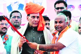 Union Home Minister Rajnath Singh (left) with BJPs Indri candidate Karandev Kamboj at a rally in Karnals Badagaon village on Wednesday