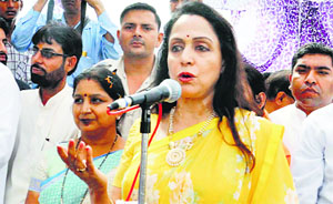 BJP MP from Mathura Hema Malini addresses a meeting for BJP candidate Manohar Lal Khattar at Kachwa village in Karnal district on Thursday.