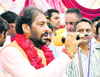 HLP president Gopal Kanda addresses a meeting at the Sirsa grain market.