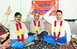 Gramin bank employees sit on a fast in Mandi on Thursday