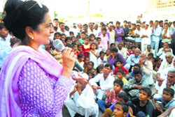 Kiran Choudhry addresses a poll meeting at Kairu village in Bhiwani. Photo: Sumit Tharan