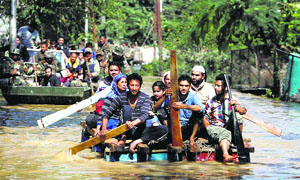  Kashmiri residents use makeshift rafts to rescue flood affected people in Srinagar.