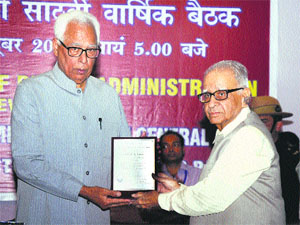 TN Chaturvedi, Chairman of the India Institute of Public Administration (IIPA), presents Paul H Appleby Award to NN Vohra, Governor of J&K, for outstanding contribution in the field of public administration organised by the IIPA during an annual meeting of the general body in New Delhi on Friday.