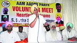 Sucha Singh Chhotepur, convenor of AAP, Punjab, addresses workers in Amritsar on Saturday