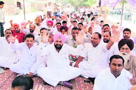 Congress leaders staging a protest outside the Canal Colony police station in Bathinda on Saturday