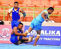 Jagdish Singh of the United Singhs tries to stop Sukhpal Singh of the California Eagles during their match on Saturday. 