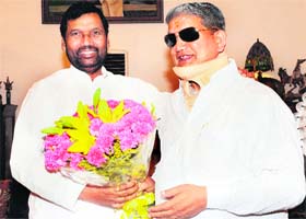 CM Harish Rawat meets Union Food Minister Ram Vilas Paswan in New Delhi on Saturday