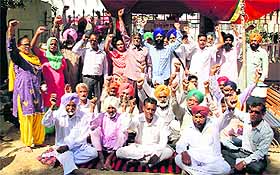 Members of the All-India Postal Extra Departmental (GDS) Employees Union raise slogans in Bathinda on Monday. 
