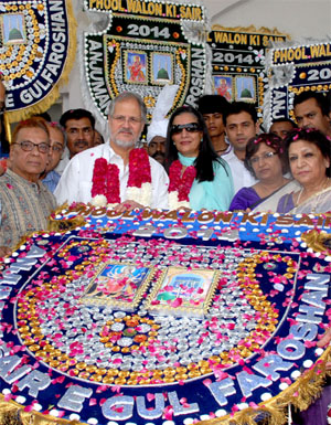 Delhi Lt Governor Najeeb Jung along with the office-bearers of Anjuman Sair-e-Gulfaroshan holding a traditional 'pankha' ahead of the inauguration of 'Phool Walon ki Sair 2014' in New Delhi on Monday.