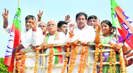 Ex-cricketer Chetan Sharma (2nd from right) participates in a roadshow for BJPs Karnal candidate Manohar Lal Khattar (2nd from left) on Monday.