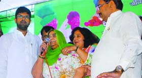 (From left) INLD's Dushyant Chautala with his grandmother Sneh Lata and uncle Abhay Singh Chautala at a rally held in the Uchana Kalan grain market on Monday.