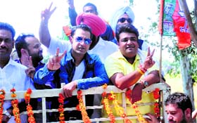 Singer and Punjabi actor Gippy Grewal (2R) campaigns for BJPs Ambala City candidate Aseem Goyal on Monday.