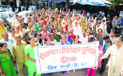 Panchayat chowkidars protest in front of the DC office in Mandi on Monday. Photo: Jai Kumar