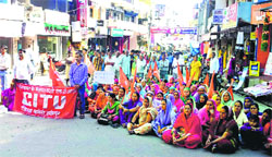 MGNREGA workers hold a rally at Gandhi Chowk in Hamirpur on Monday. Tribune photo