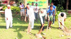 Cleanliness drive: Inmates of a de-addiction centre, run by NGO Tapovan, clean a park in Sriganganagar on Monday