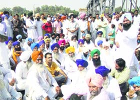Congress workers block the Amritsar-Bathinda road to protest tardy lifting of paddy in Ferozepur on Sunday