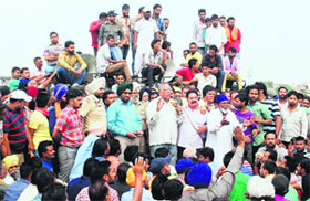 Amritsar Auto-Rickshaw Union announces the end of its strike after meeting officials of the Police Commissionerate.