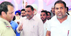 Mohan Lal Jhumba argues with SHO Mahesh Saini during a protest in Bathinda on Tuesday. Tribune photo