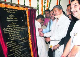 Chief Minister Harish Rawat inaugurates the Veer Shiromani Madho Singh Bhandari Kisan Bhawan at Jogiwala in Dehradun on Tuesday