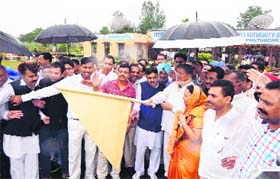 Chief Minister Harish Rawat inaugurates the New Delhi-Pantnagar flight at the Pantnagar airport on Tuesday