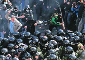 Protesters clash with policemen in Kiev on Tuesday