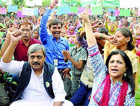 Delhi BJP unit president Satish Upadhyay and former AAP leader Shazia Ilmi with Safai Karmcharis raise slogans during the Swachh Bharat Campaign at Connaught Place in New Delhi on Wednesday.
