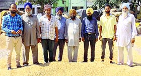 Aggrieved commission agents and farmers at the Khanna grain market.