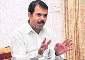 Aurvedacharya Harsh Sehgal addresses mediapersons in Dehradun on Tuesday