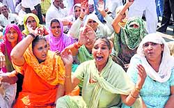 Family members of Dilbagh, a liquor vendor who was murdered a few days ago, protest in Karnal on Friday