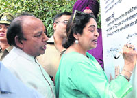 MP Kirron Kher flanked by Mayor Harphool Chander Kalyan takes part in a signature campaign on Swachh Bharat Abhiyan at Sukhna Lake in Chandigarh on Saturday. Tribune Photo: S Chandan