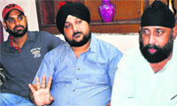 Victim Gurvinder Singh Gill (left) narrates the incident in Zirakpur on Saturday. A Tribune Photograph